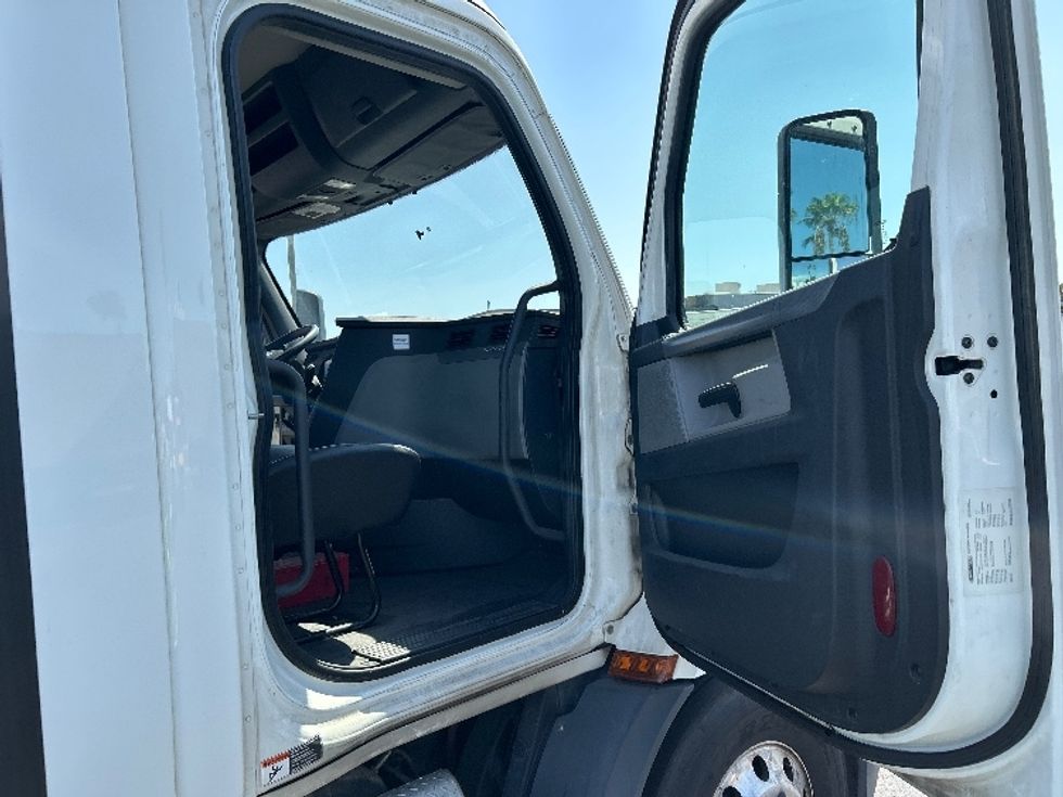 Day Cab Tractor-Heavy Duty Tractors-Freightliner-2019-T11664ST-Fontana-CA-444,632\n\t\tmiles-$ 36,000 - Image 12