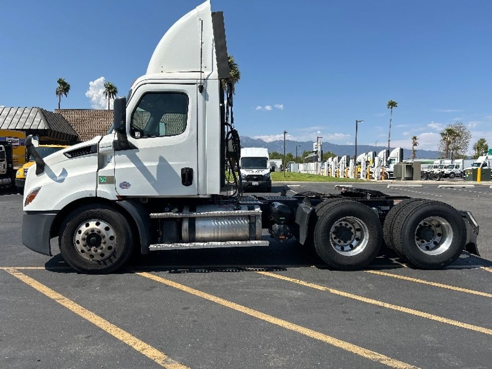 Day Cab Tractor-Heavy Duty Tractors-Freightliner-2019-T11664ST-Fontana-CA-444,632\n\t\tmiles-$ 36,000 - Image 4