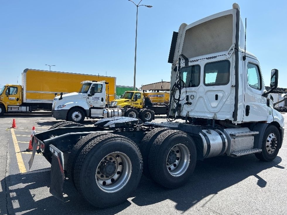 Day Cab Tractor-Heavy Duty Tractors-Freightliner-2019-T11664ST-Fontana-CA-444,632\n\t\tmiles-$ 36,000 - Image 7