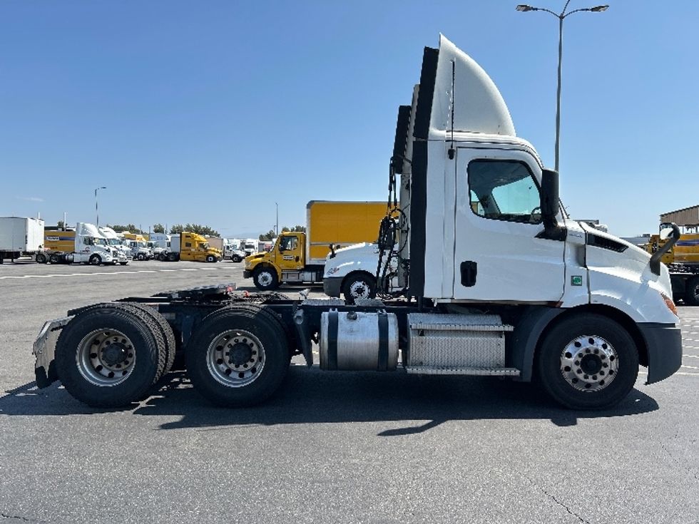 Day Cab Tractor-Heavy Duty Tractors-Freightliner-2019-T11664ST-Fontana-CA-444,632\n\t\tmiles-$ 36,000 - Image 8