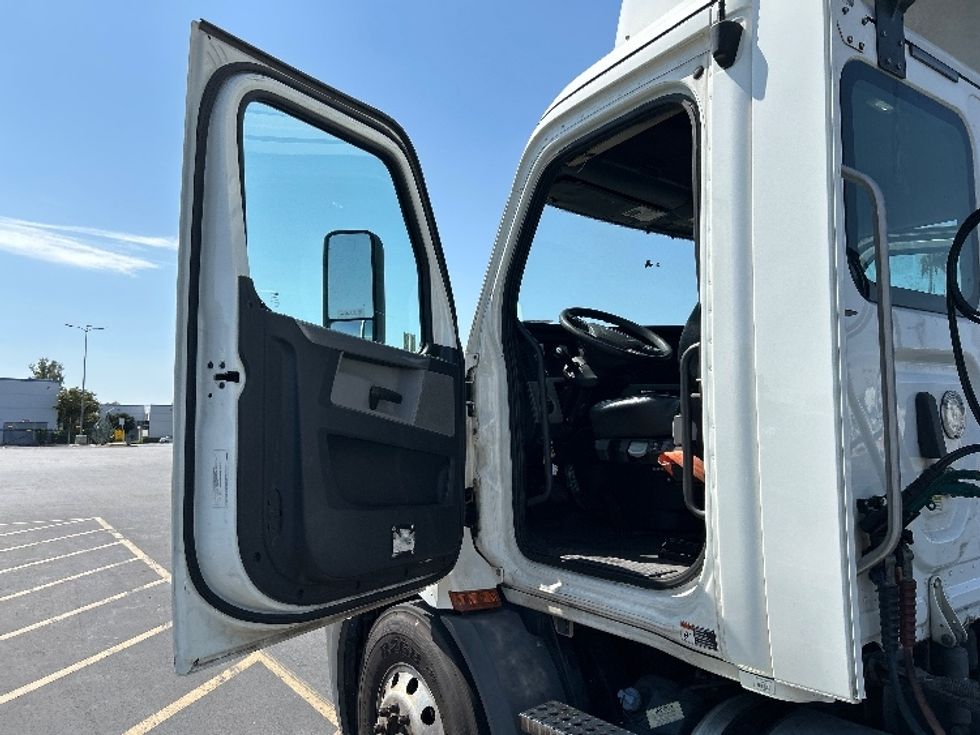 Day Cab Tractor-Heavy Duty Tractors-Freightliner-2019-T11664ST-Fontana-CA-444,632\n\t\tmiles-$ 36,000 - Image 9