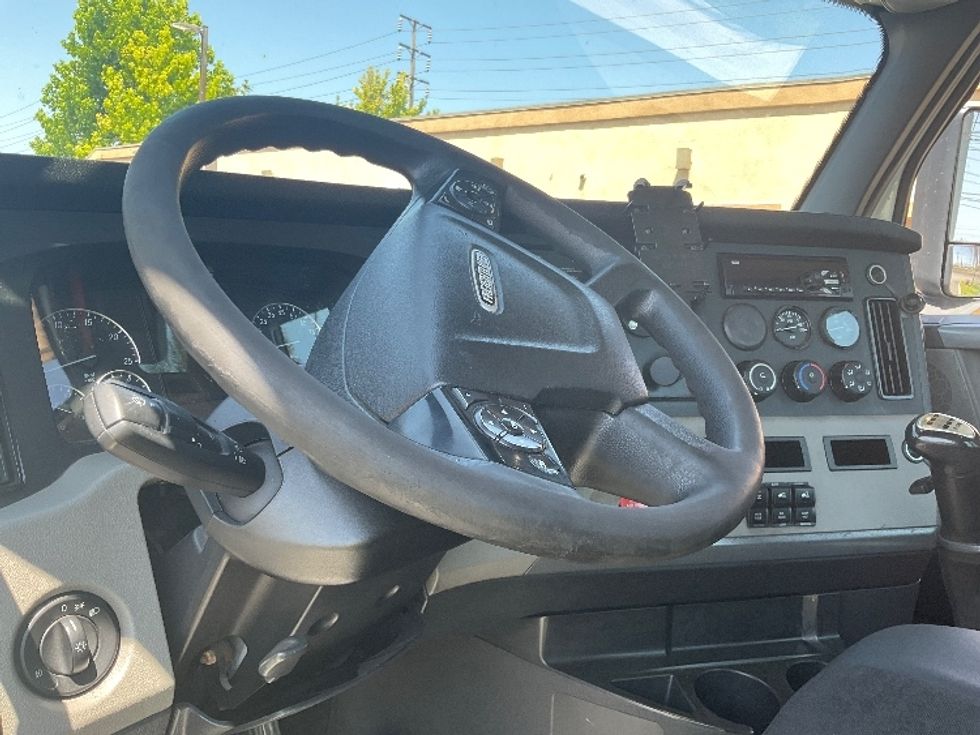 Day Cab Tractor-Heavy Duty Tractors-Freightliner-2019-T11664ST-Fontana-CA-458,571\n\t\tmiles-$ 33,750 - Image 10