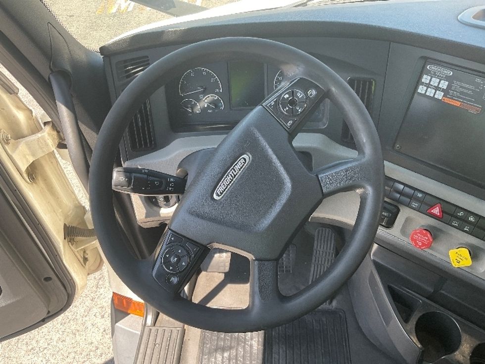 Day Cab Tractor-Heavy Duty Tractors-Freightliner-2019-T11664ST-Fontana-CA-458,571\n\t\tmiles-$ 33,750 - Image 11