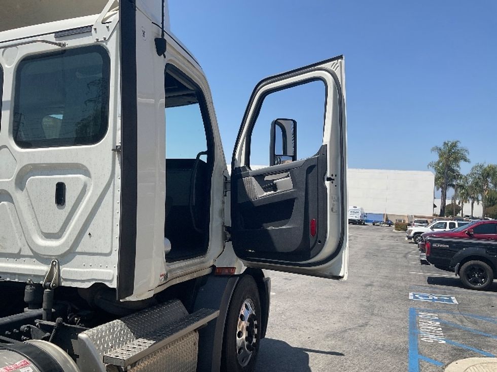 Day Cab Tractor-Heavy Duty Tractors-Freightliner-2019-T11664ST-Fontana-CA-458,571\n\t\tmiles-$ 33,750 - Image 13