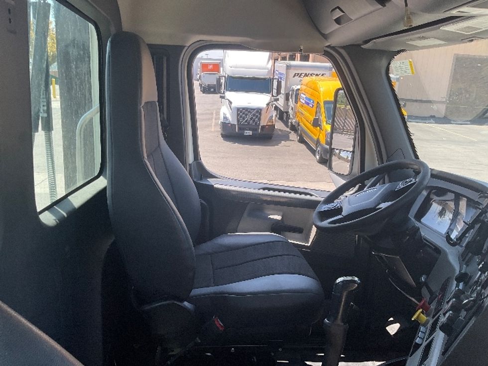 Day Cab Tractor-Heavy Duty Tractors-Freightliner-2019-T11664ST-Fontana-CA-458,571\n\t\tmiles-$ 33,750 - Image 15