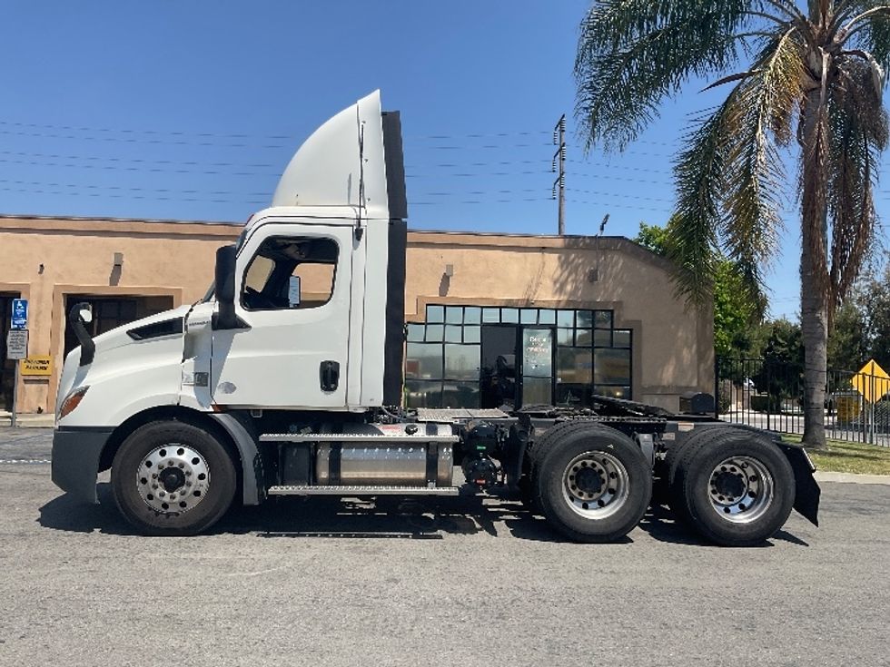 Day Cab Tractor-Heavy Duty Tractors-Freightliner-2019-T11664ST-Fontana-CA-458,571\n\t\tmiles-$ 33,750 - Image 4