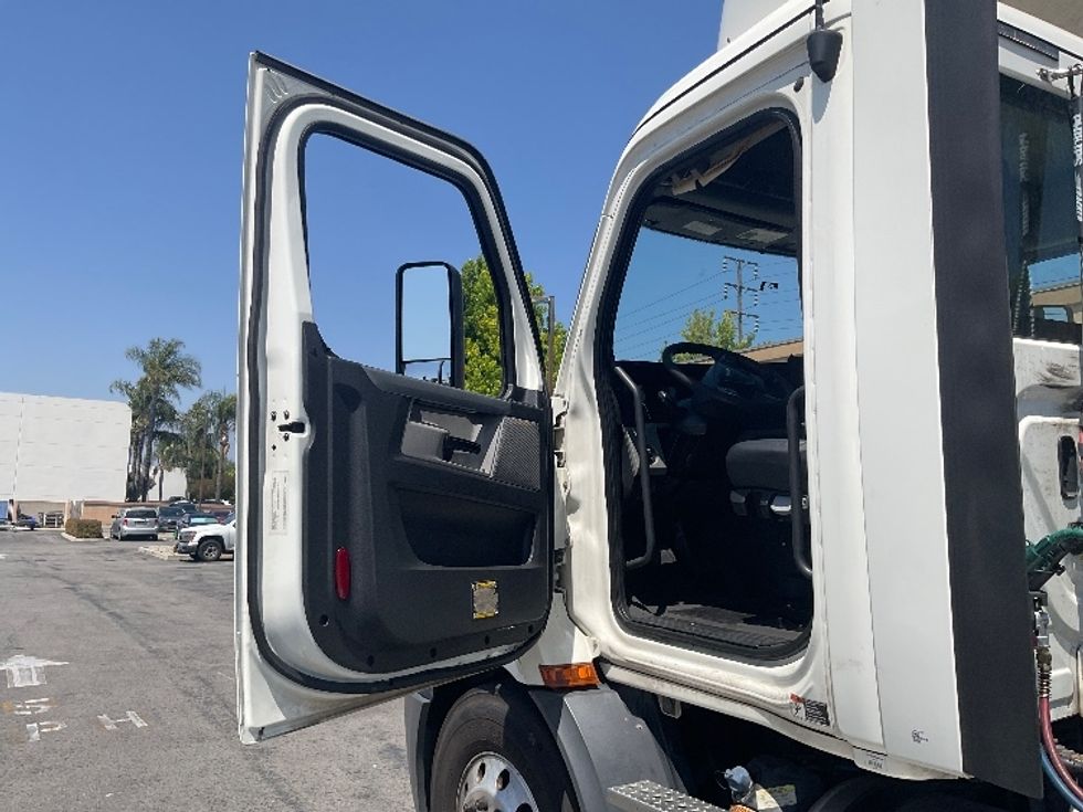 Day Cab Tractor-Heavy Duty Tractors-Freightliner-2019-T11664ST-Fontana-CA-458,571\n\t\tmiles-$ 33,750 - Image 9