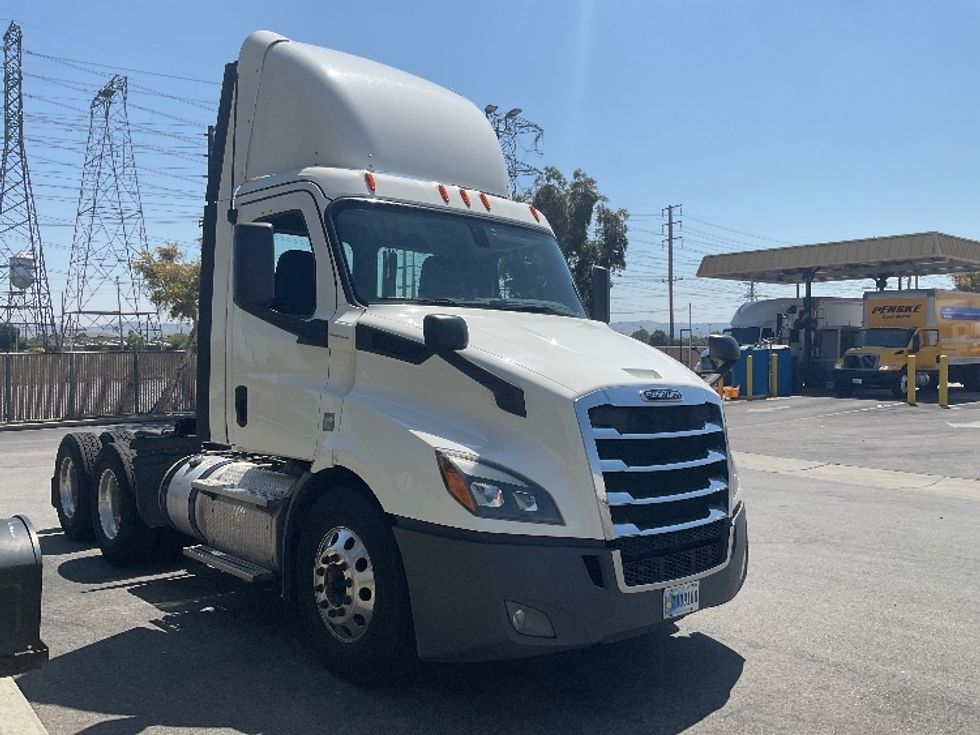 Day Cab Tractor-Heavy Duty Tractors-Freightliner-2019-T11664ST-Fontana-CA-492,351\n\t\tmiles-$ 32,500 - Image 1