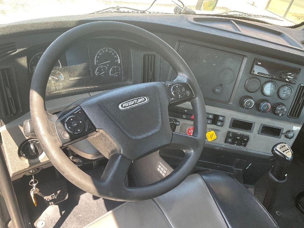 Day Cab Tractor-Heavy Duty Tractors-Freightliner-2019-T11664ST-Fontana-CA-492,351\n\t\tmiles-$ 32,500 - Image 10