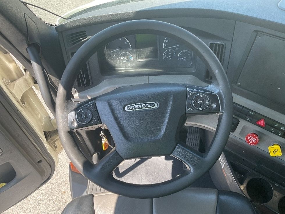 Day Cab Tractor-Heavy Duty Tractors-Freightliner-2019-T11664ST-Fontana-CA-492,351\n\t\tmiles-$ 32,500 - Image 11