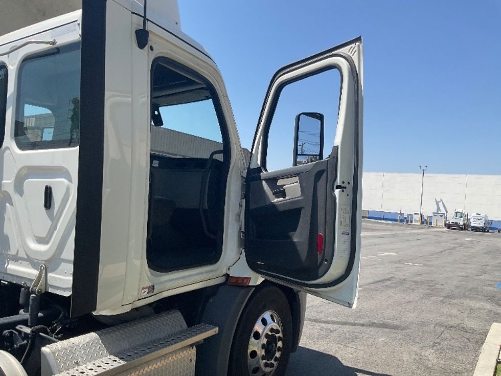 Day Cab Tractor-Heavy Duty Tractors-Freightliner-2019-T11664ST-Fontana-CA-492,351\n\t\tmiles-$ 32,500 - Image 12
