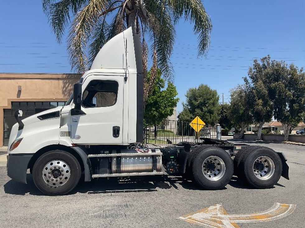 Day Cab Tractor-Heavy Duty Tractors-Freightliner-2019-T11664ST-Fontana-CA-492,351\n\t\tmiles-$ 32,500 - Image 4