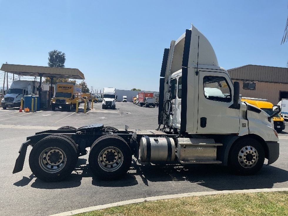 Day Cab Tractor-Heavy Duty Tractors-Freightliner-2019-T11664ST-Fontana-CA-492,351\n\t\tmiles-$ 32,500 - Image 8