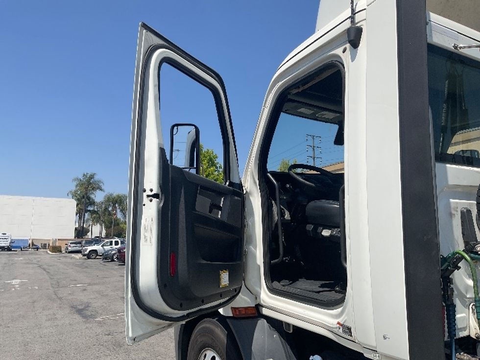 Day Cab Tractor-Heavy Duty Tractors-Freightliner-2019-T11664ST-Fontana-CA-492,351\n\t\tmiles-$ 32,500 - Image 9