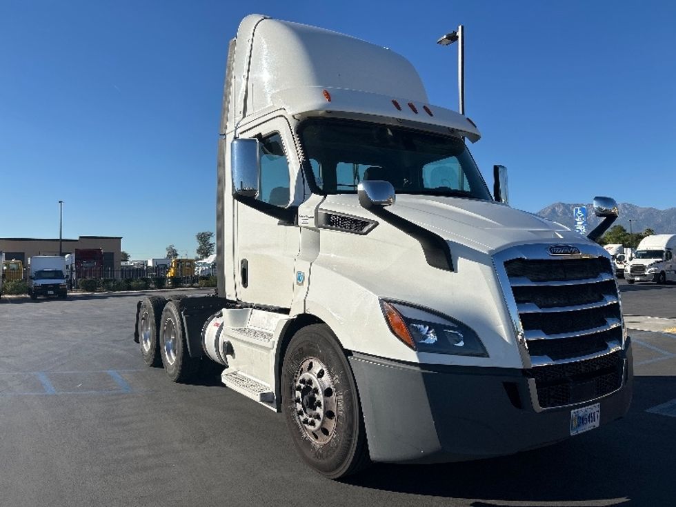 Day Cab Tractor-Heavy Duty Tractors-Freightliner-2019-T11664ST-Fontana-CA-523,958\n\t\tmiles-$ 36,250 - Image 1