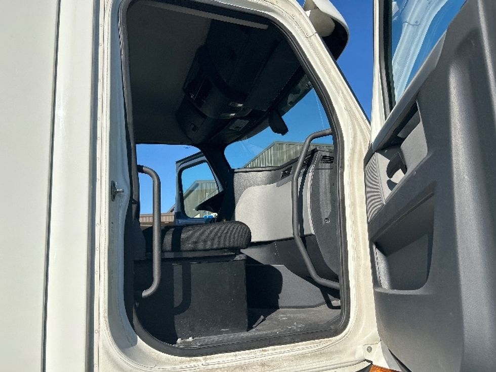 Day Cab Tractor-Heavy Duty Tractors-Freightliner-2019-T11664ST-Fontana-CA-523,958\n\t\tmiles-$ 36,250 - Image 12