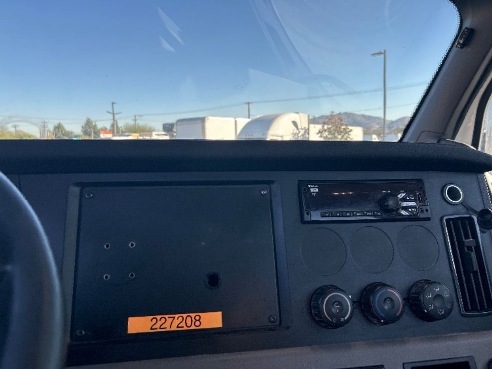 Day Cab Tractor-Heavy Duty Tractors-Freightliner-2019-T11664ST-Fontana-CA-523,958\n\t\tmiles-$ 36,250 - Image 17