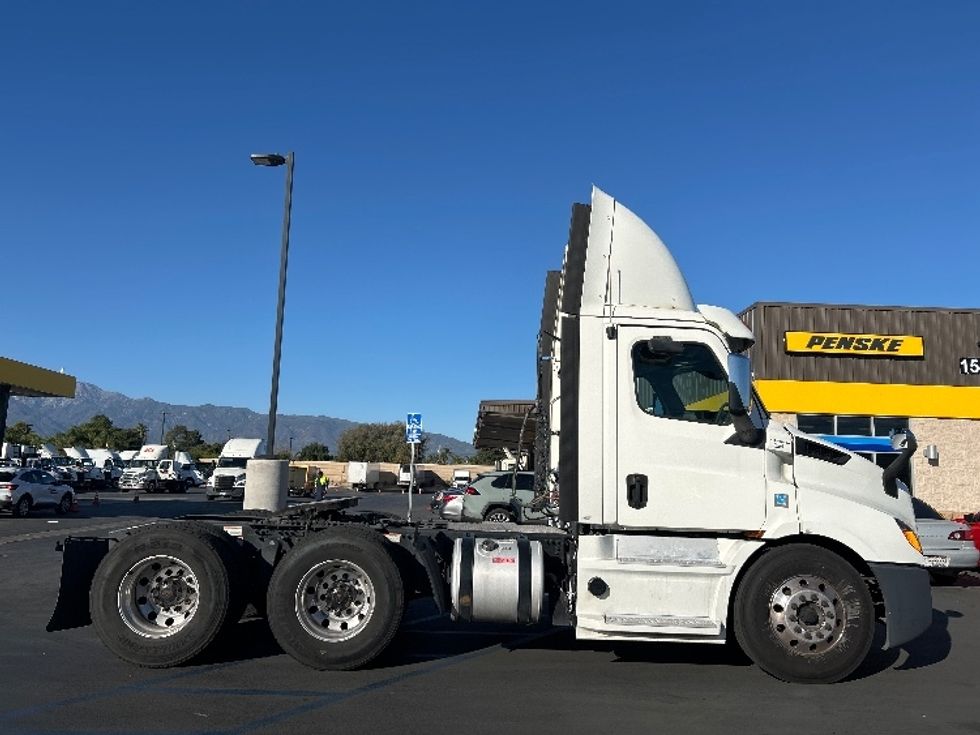 Day Cab Tractor-Heavy Duty Tractors-Freightliner-2019-T11664ST-Fontana-CA-523,958\n\t\tmiles-$ 36,250 - Image 8