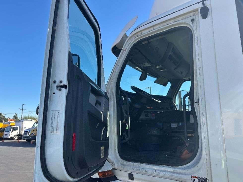 Day Cab Tractor-Heavy Duty Tractors-Freightliner-2019-T11664ST-Fontana-CA-523,958\n\t\tmiles-$ 36,250 - Image 9