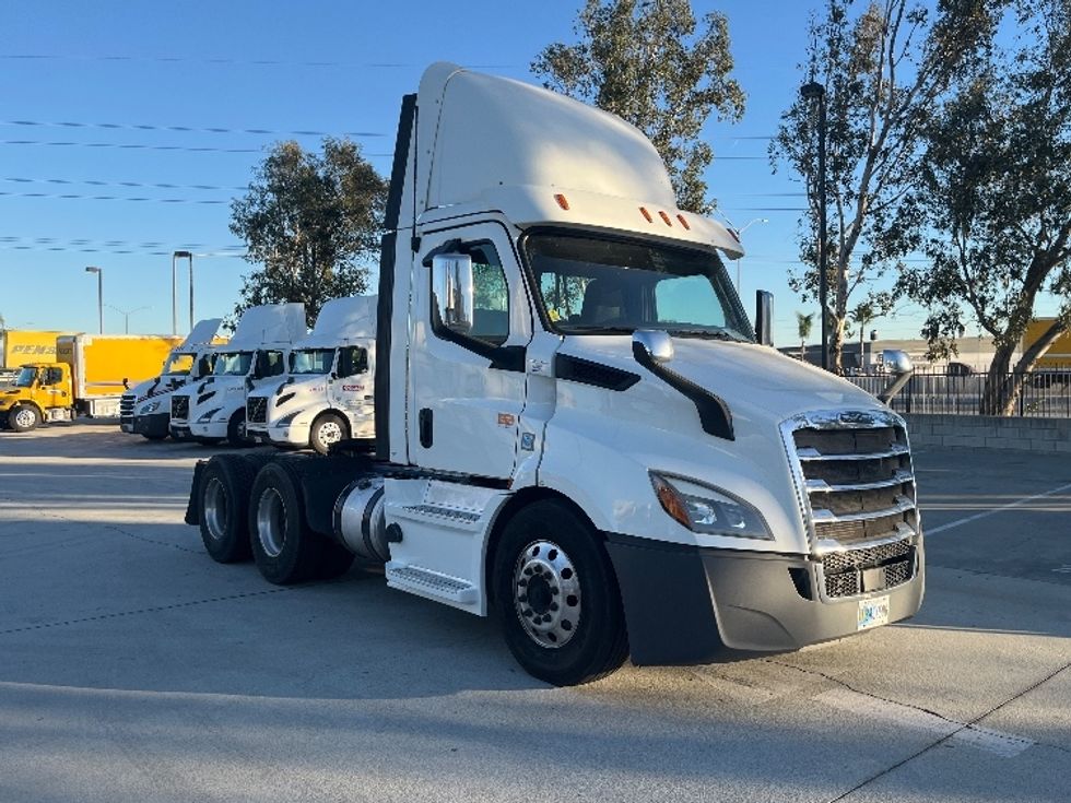 Day Cab Tractor-Heavy Duty Tractors-Freightliner-2019-T11664ST-Fontana-CA-542,663\n\t\tmiles-$ 34,250 - Image 1