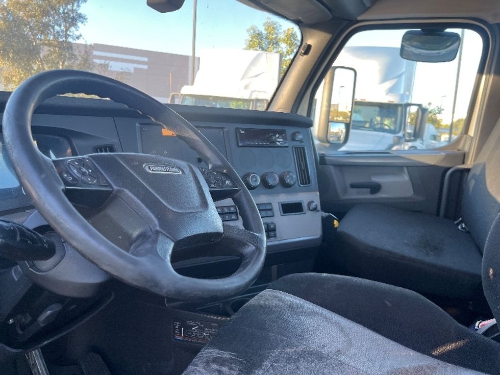 Day Cab Tractor-Heavy Duty Tractors-Freightliner-2019-T11664ST-Fontana-CA-542,663\n\t\tmiles-$ 34,250 - Image 10