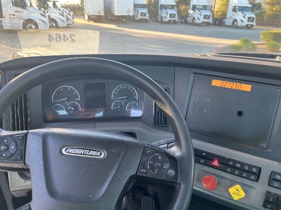 Day Cab Tractor-Heavy Duty Tractors-Freightliner-2019-T11664ST-Fontana-CA-542,663\n\t\tmiles-$ 34,250 - Image 11