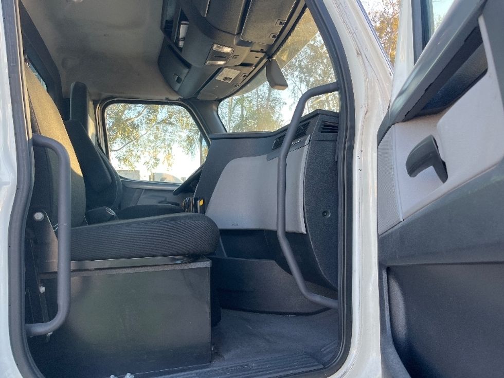 Day Cab Tractor-Heavy Duty Tractors-Freightliner-2019-T11664ST-Fontana-CA-542,663\n\t\tmiles-$ 34,250 - Image 12