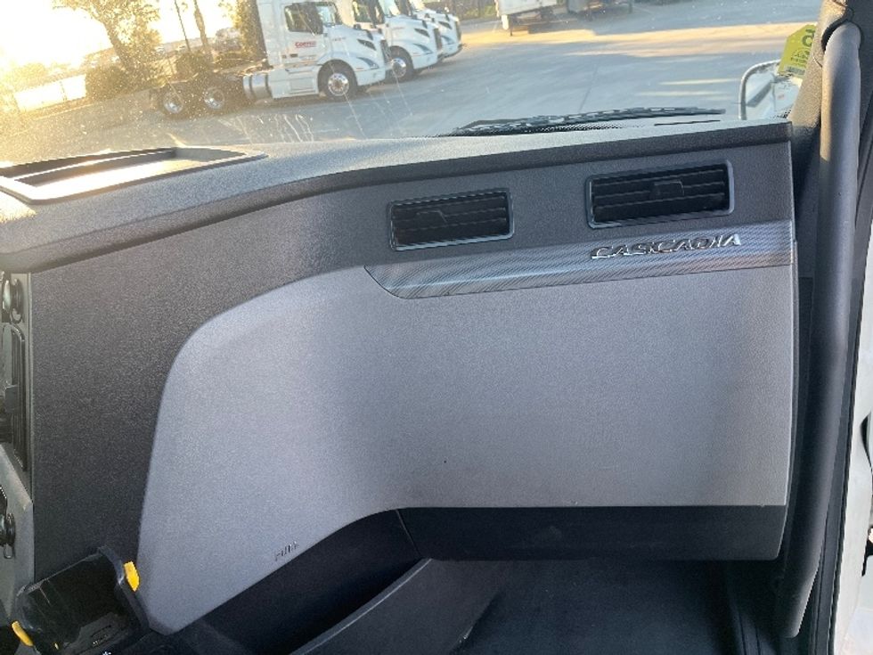 Day Cab Tractor-Heavy Duty Tractors-Freightliner-2019-T11664ST-Fontana-CA-542,663\n\t\tmiles-$ 34,250 - Image 13