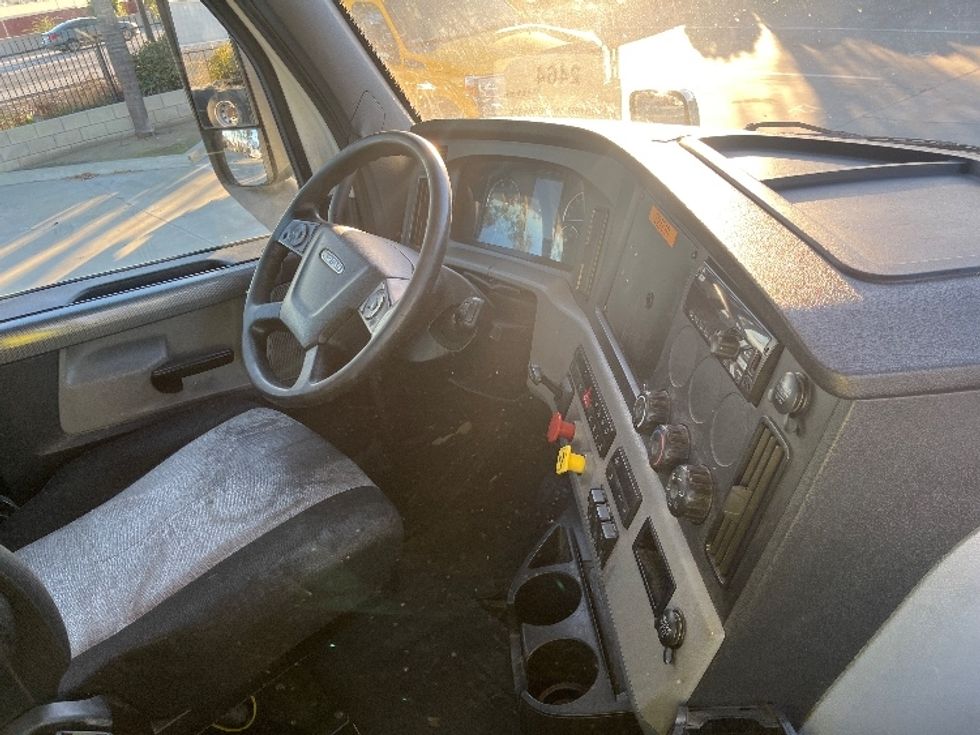 Day Cab Tractor-Heavy Duty Tractors-Freightliner-2019-T11664ST-Fontana-CA-542,663\n\t\tmiles-$ 34,250 - Image 14