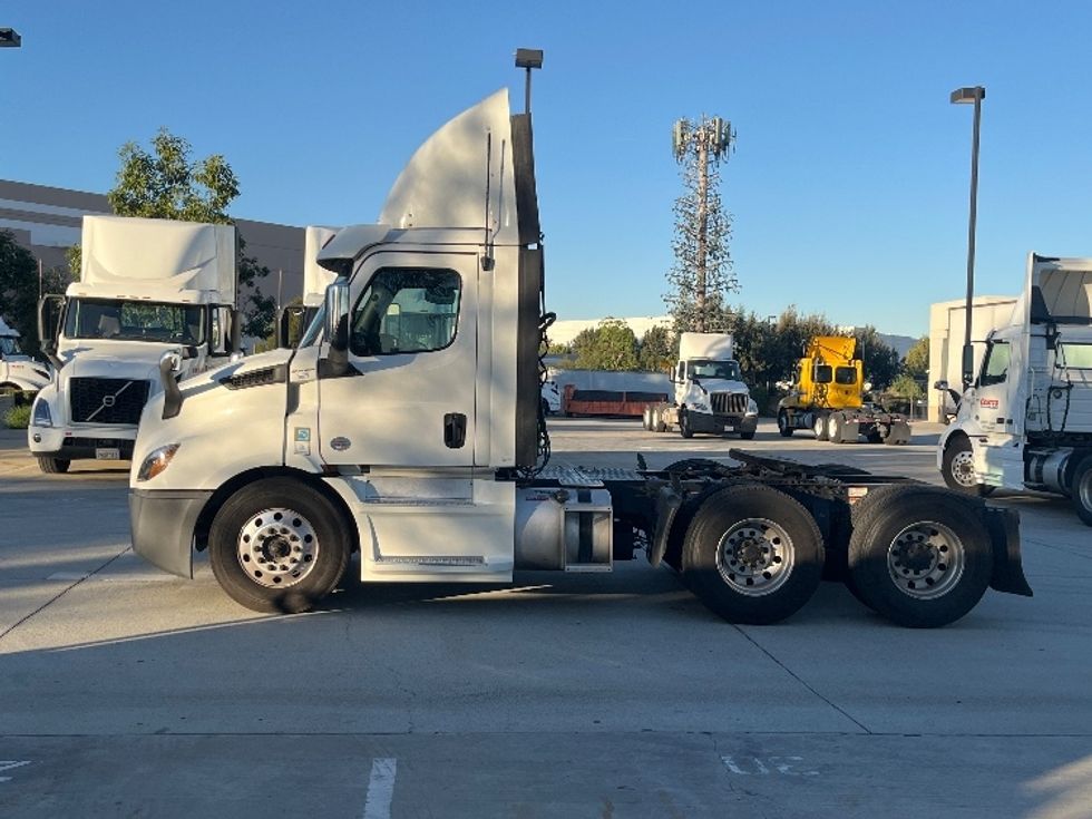 Day Cab Tractor-Heavy Duty Tractors-Freightliner-2019-T11664ST-Fontana-CA-542,663\n\t\tmiles-$ 34,250 - Image 4