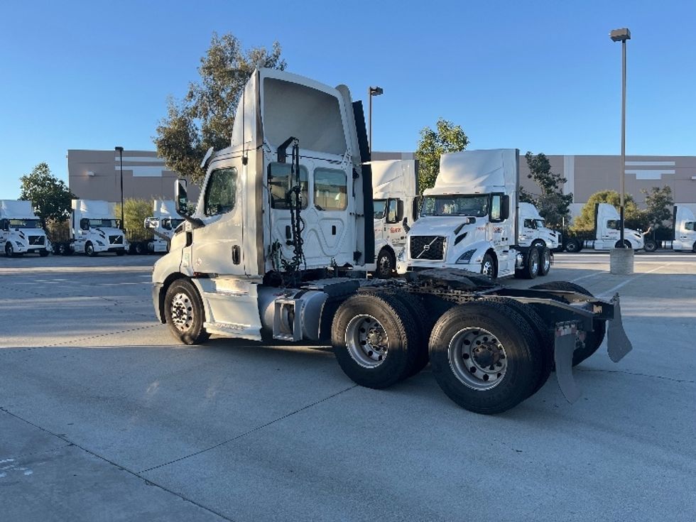 Day Cab Tractor-Heavy Duty Tractors-Freightliner-2019-T11664ST-Fontana-CA-542,663\n\t\tmiles-$ 34,250 - Image 5