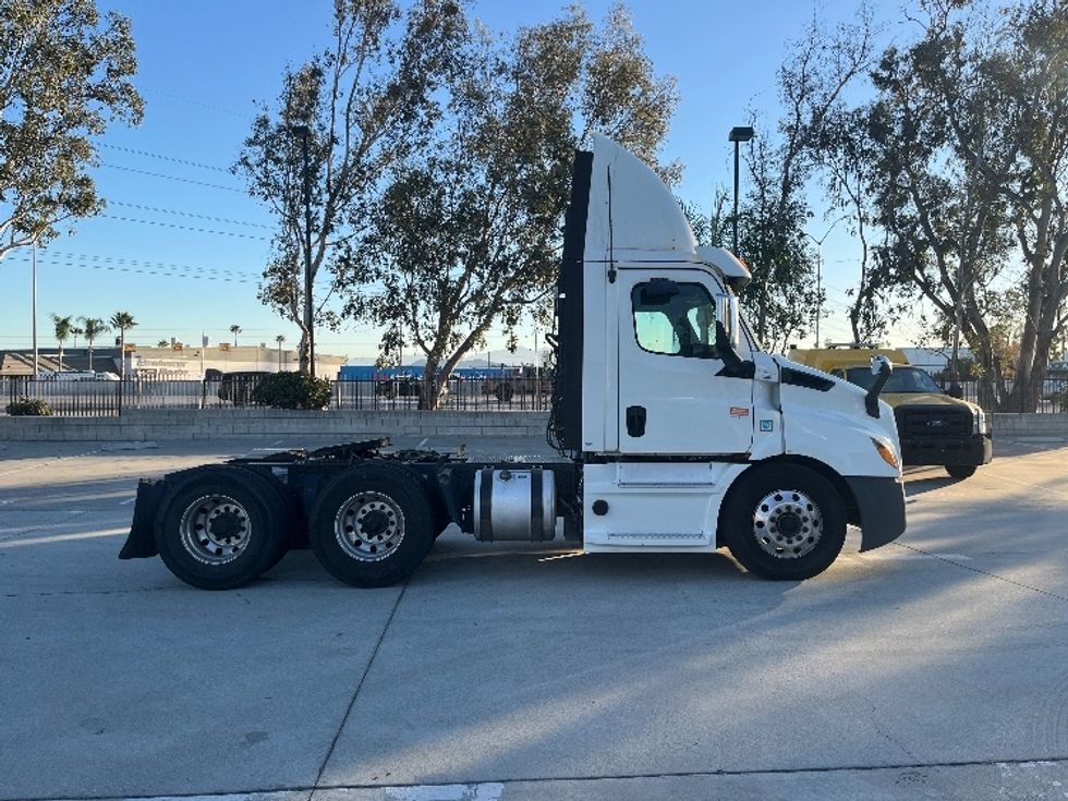 Day Cab Tractor-Heavy Duty Tractors-Freightliner-2019-T11664ST-Fontana-CA-542,663\n\t\tmiles-$ 34,250 - Image 8