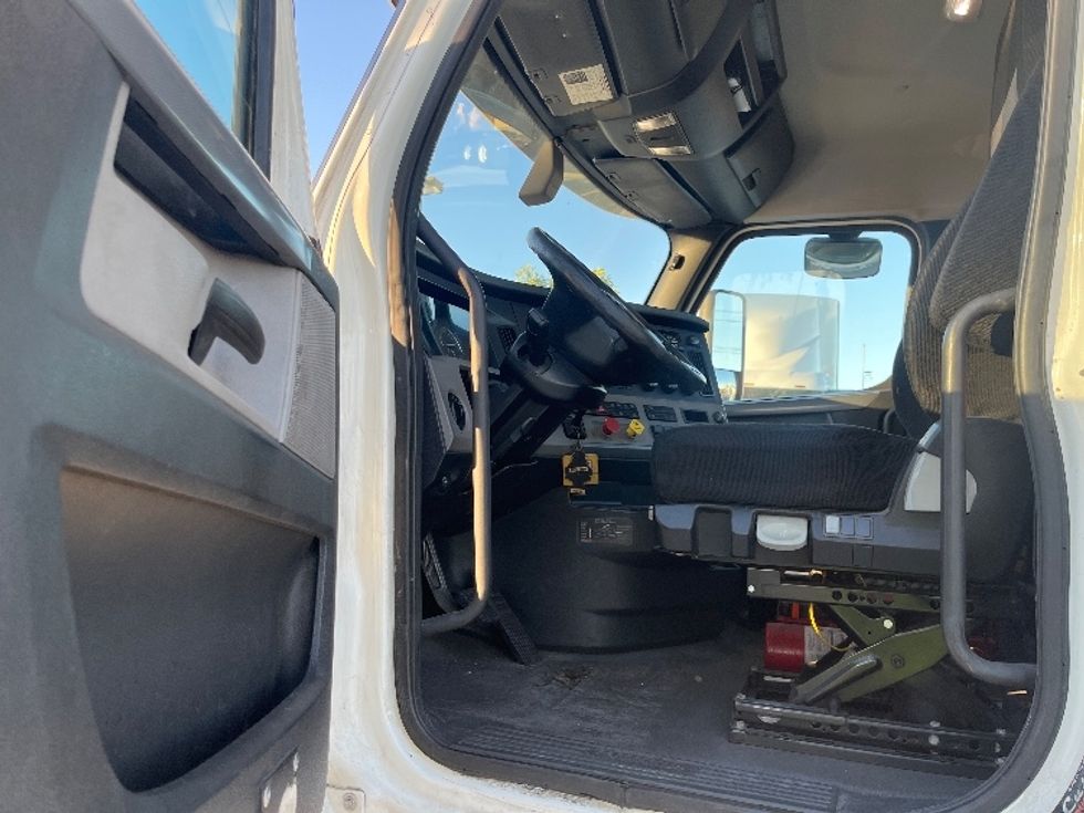 Day Cab Tractor-Heavy Duty Tractors-Freightliner-2019-T11664ST-Fontana-CA-542,663\n\t\tmiles-$ 34,250 - Image 9