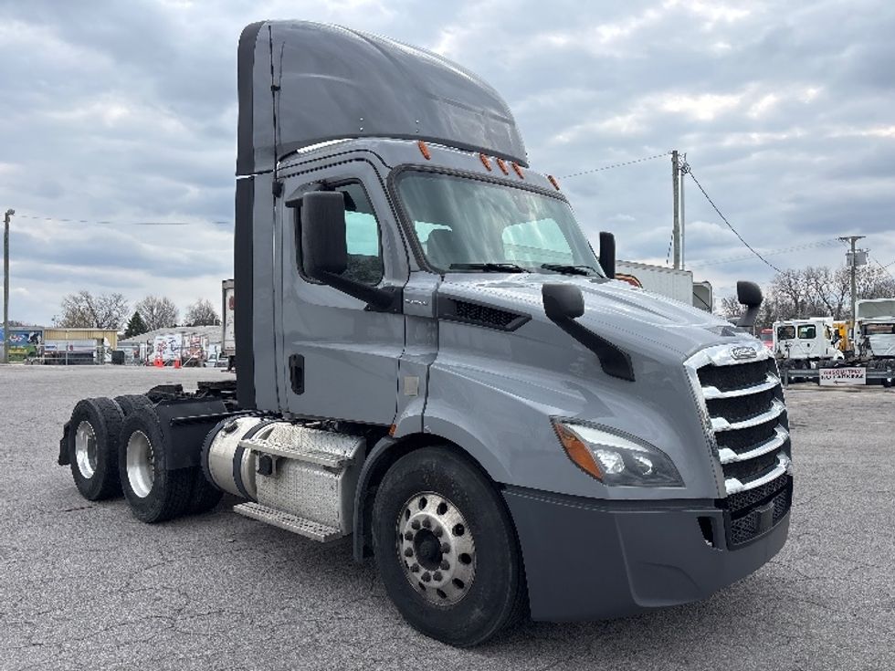 Day Cab Tractor-Heavy Duty Tractors-Freightliner-2019-T11664ST-Fort Wayne-IN-582,727\n\t\tmiles-$ 32,000 - Image 1