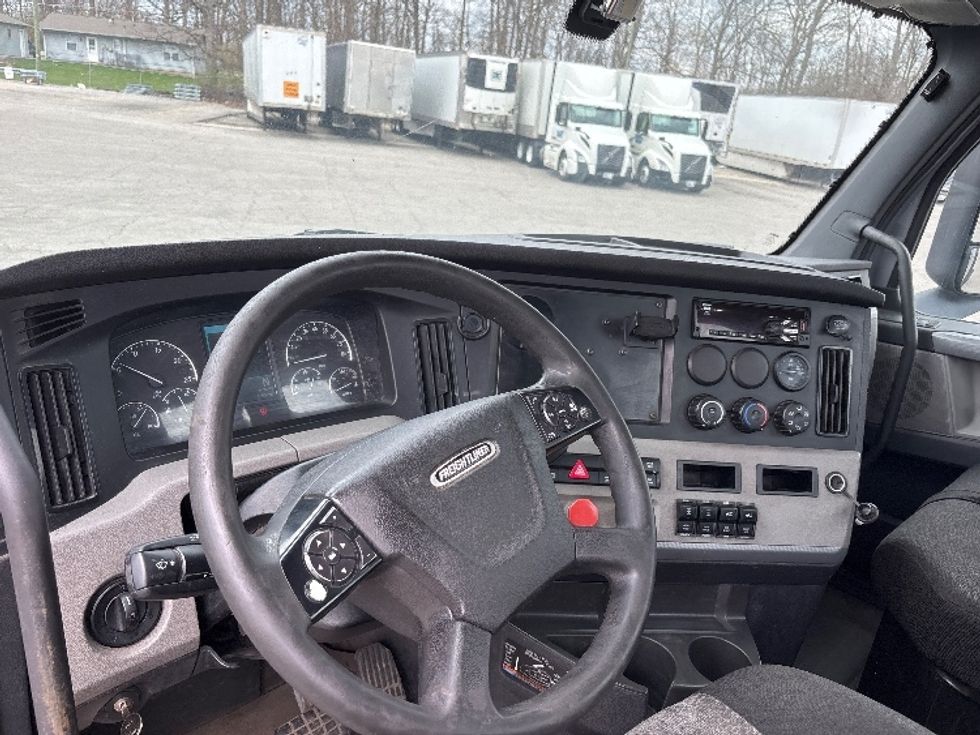 Day Cab Tractor-Heavy Duty Tractors-Freightliner-2019-T11664ST-Fort Wayne-IN-582,727\n\t\tmiles-$ 32,000 - Image 10