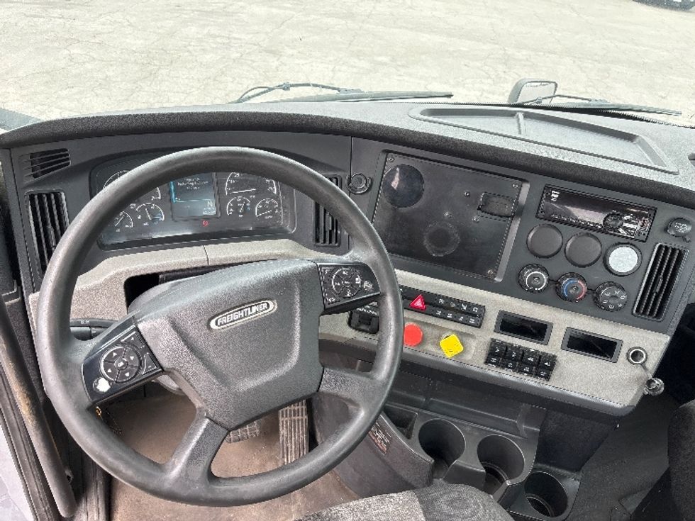 Day Cab Tractor-Heavy Duty Tractors-Freightliner-2019-T11664ST-Fort Wayne-IN-582,727\n\t\tmiles-$ 32,000 - Image 11
