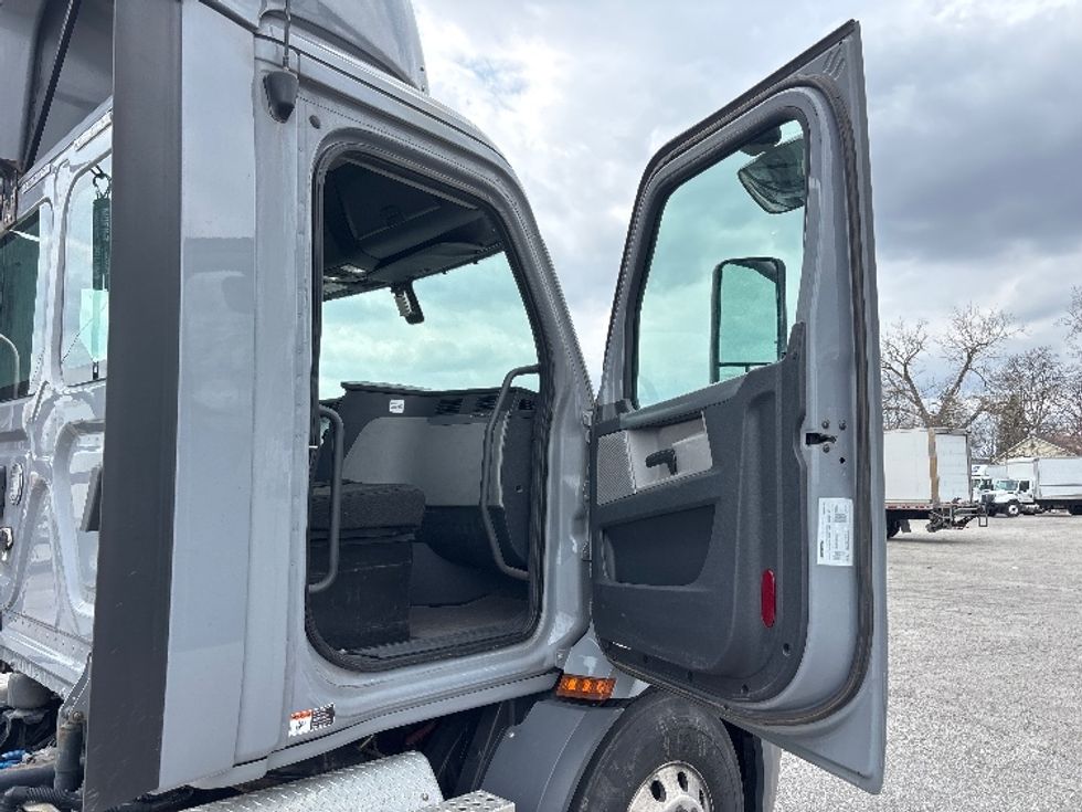 Day Cab Tractor-Heavy Duty Tractors-Freightliner-2019-T11664ST-Fort Wayne-IN-582,727\n\t\tmiles-$ 32,000 - Image 12