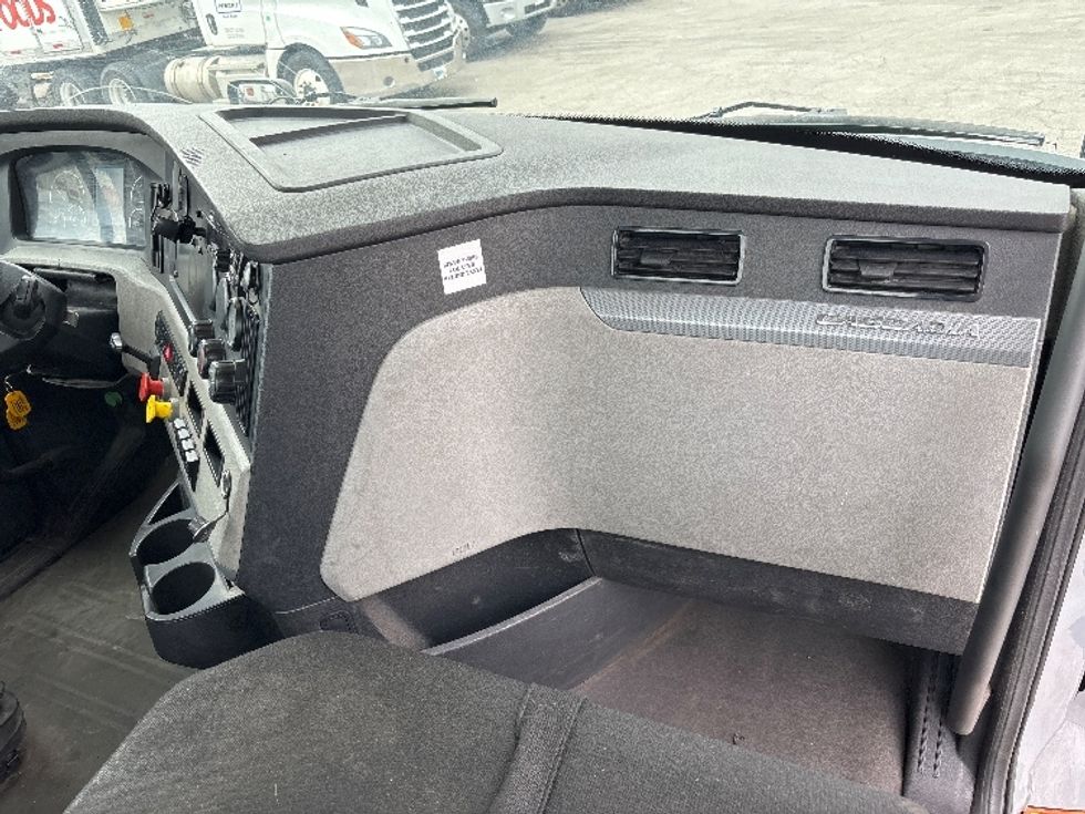 Day Cab Tractor-Heavy Duty Tractors-Freightliner-2019-T11664ST-Fort Wayne-IN-582,727\n\t\tmiles-$ 32,000 - Image 13