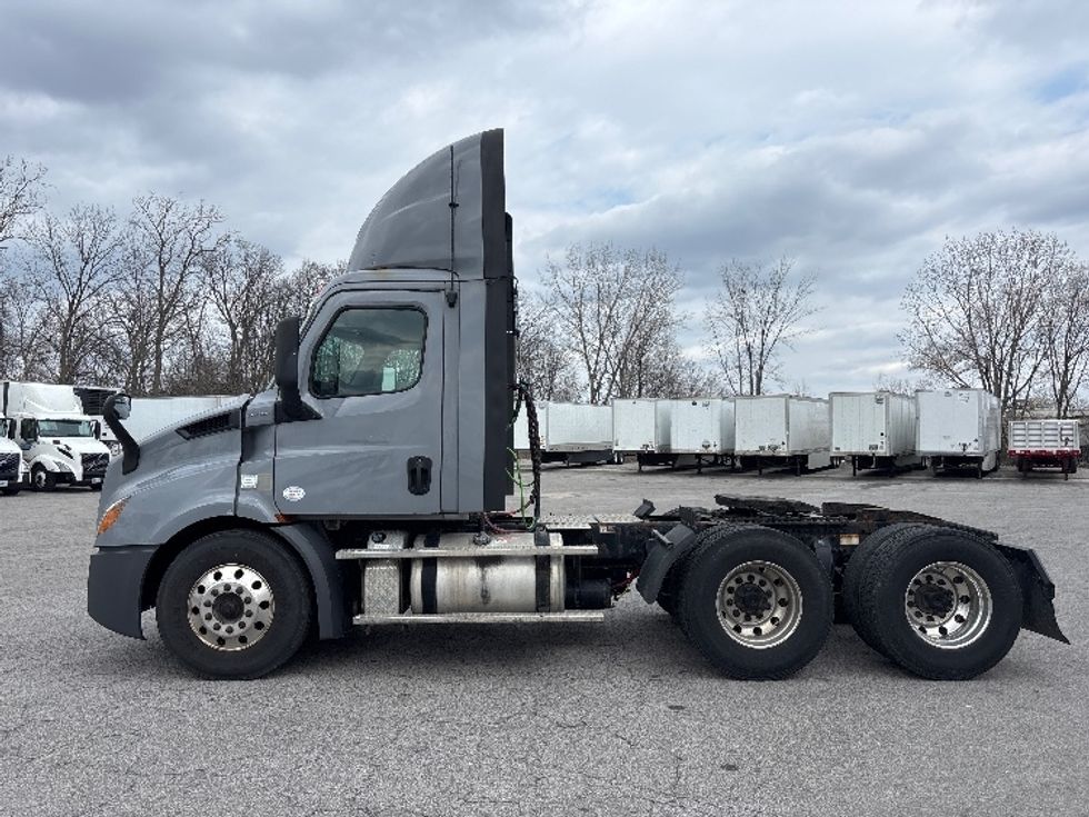 Day Cab Tractor-Heavy Duty Tractors-Freightliner-2019-T11664ST-Fort Wayne-IN-582,727\n\t\tmiles-$ 32,000 - Image 4
