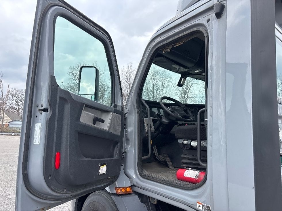 Day Cab Tractor-Heavy Duty Tractors-Freightliner-2019-T11664ST-Fort Wayne-IN-582,727\n\t\tmiles-$ 32,000 - Image 9
