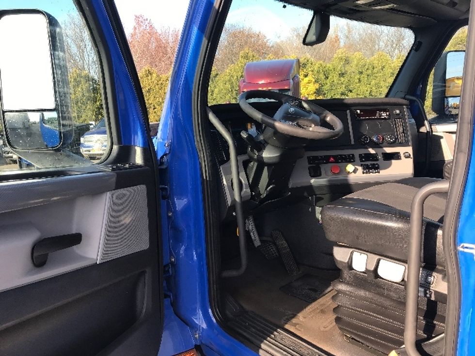 Day Cab Tractor-Heavy Duty Tractors-Freightliner-2019-T11664ST-Fredonia-NY-248,565\n\t\tmiles-$ 44,750 - Image 9