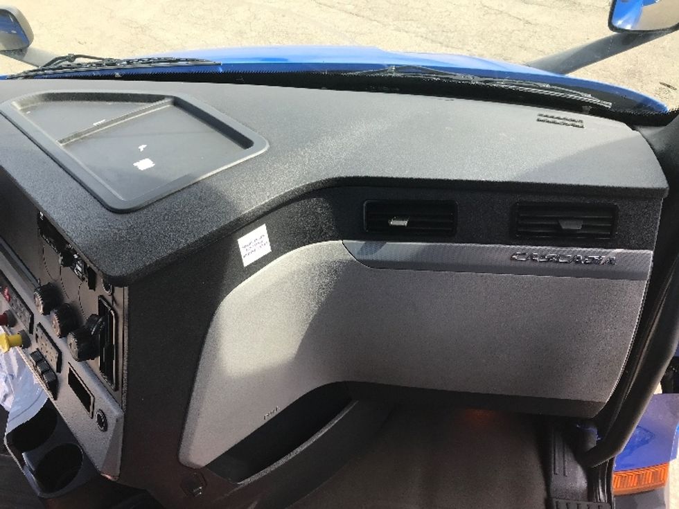 Day Cab Tractor-Heavy Duty Tractors-Freightliner-2019-T11664ST-Fredonia-NY-318,478\n\t\tmiles-$ 40,750 - Image 13