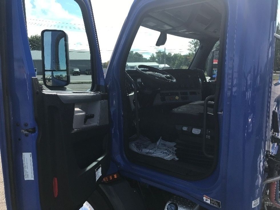 Day Cab Tractor-Heavy Duty Tractors-Freightliner-2019-T11664ST-Fredonia-NY-318,478\n\t\tmiles-$ 40,750 - Image 9