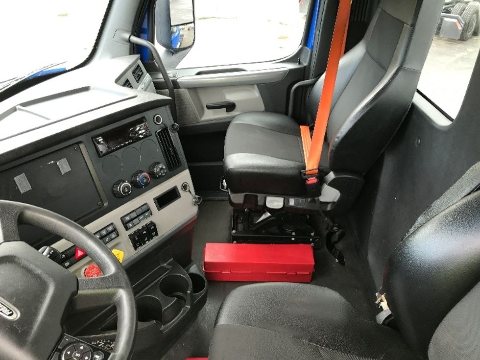 Day Cab Tractor-Heavy Duty Tractors-Freightliner-2019-T11664ST-Fredonia-NY-344,554\n\t\tmiles-$ 39,500 - Image 10