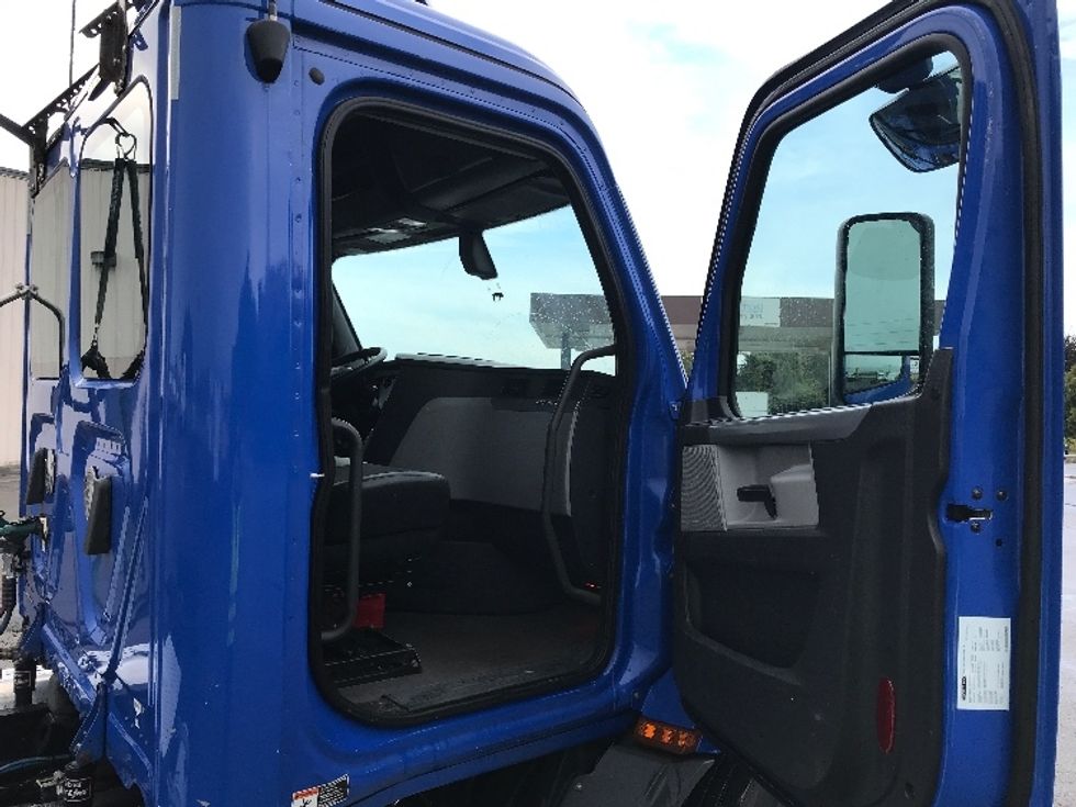 Day Cab Tractor-Heavy Duty Tractors-Freightliner-2019-T11664ST-Fredonia-NY-344,554\n\t\tmiles-$ 39,500 - Image 12