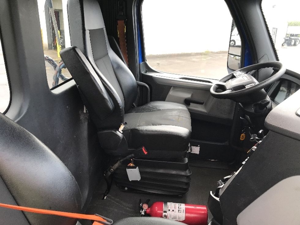 Day Cab Tractor-Heavy Duty Tractors-Freightliner-2019-T11664ST-Fredonia-NY-344,554\n\t\tmiles-$ 39,500 - Image 14