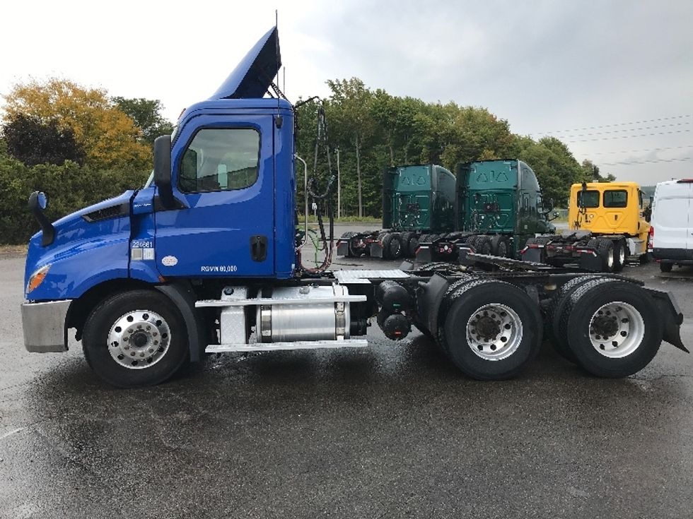 Day Cab Tractor-Heavy Duty Tractors-Freightliner-2019-T11664ST-Fredonia-NY-344,554\n\t\tmiles-$ 39,500 - Image 4
