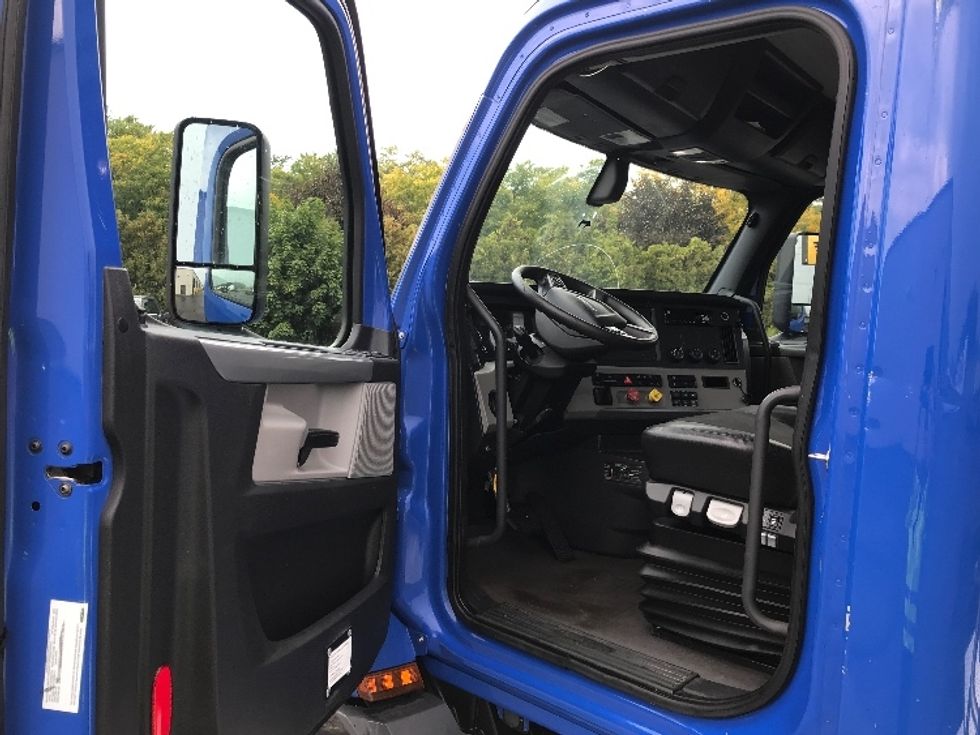 Day Cab Tractor-Heavy Duty Tractors-Freightliner-2019-T11664ST-Fredonia-NY-344,554\n\t\tmiles-$ 39,500 - Image 9