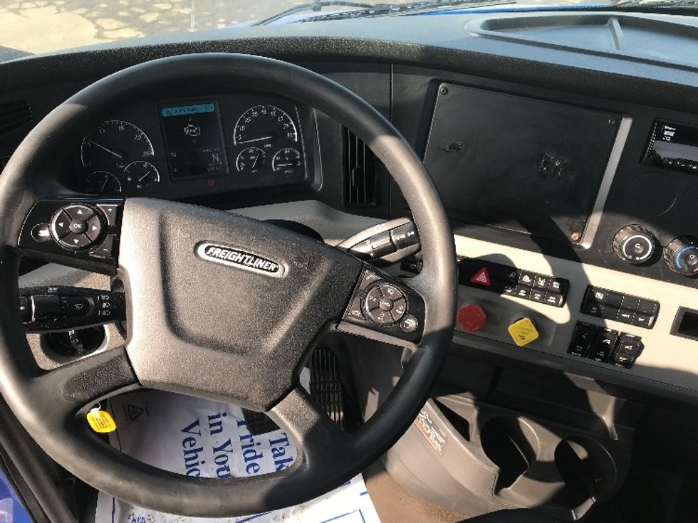 Day Cab Tractor-Heavy Duty Tractors-Freightliner-2019-T11664ST-Fredonia-NY-371,044\n\t\tmiles-$ 36,750 - Image 11