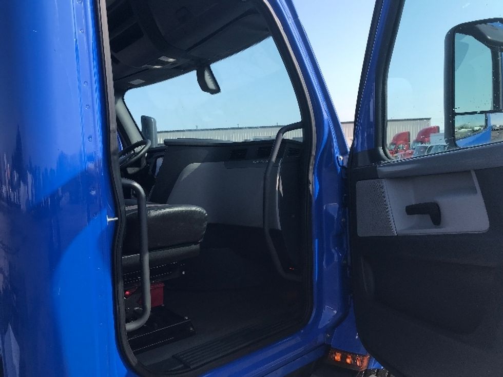 Day Cab Tractor-Heavy Duty Tractors-Freightliner-2019-T11664ST-Fredonia-NY-371,044\n\t\tmiles-$ 36,750 - Image 12